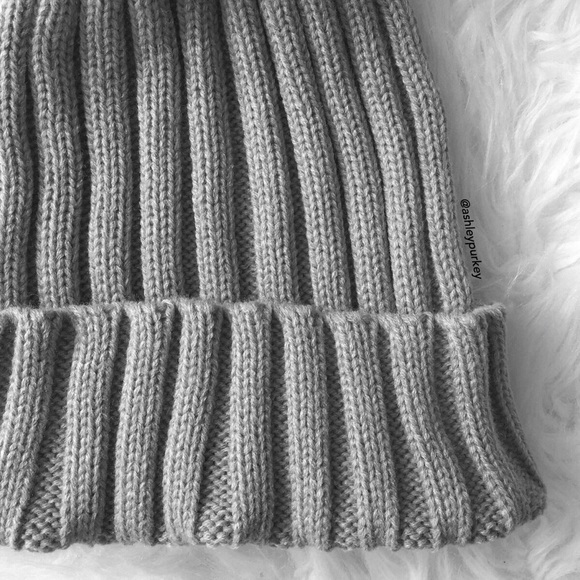 ❤️CLEARANCE❤️ Gray knit pom pom fur beanie - Picture 3 of 3